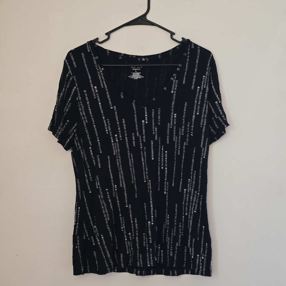 Apt 9 Women's Largw Essentials Black and White Fitted Tee
